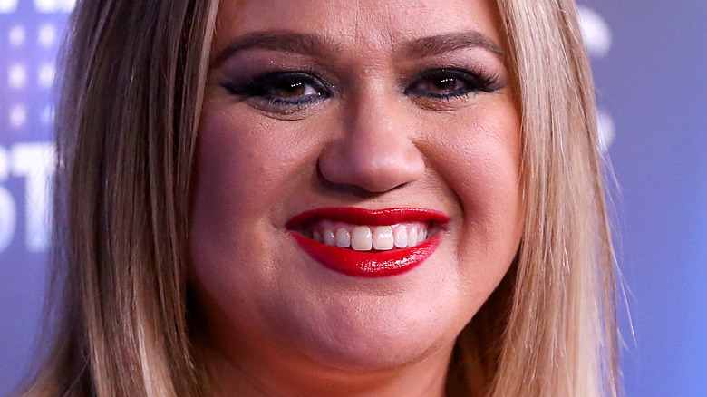 Kelly Clarkson smiling