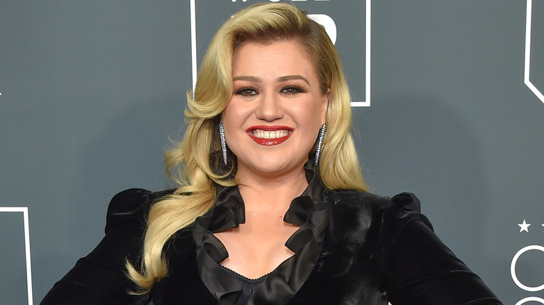 Kelly Clarkson smiling 