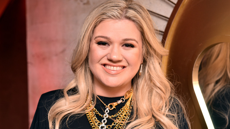 Kelly Clarkson smiling