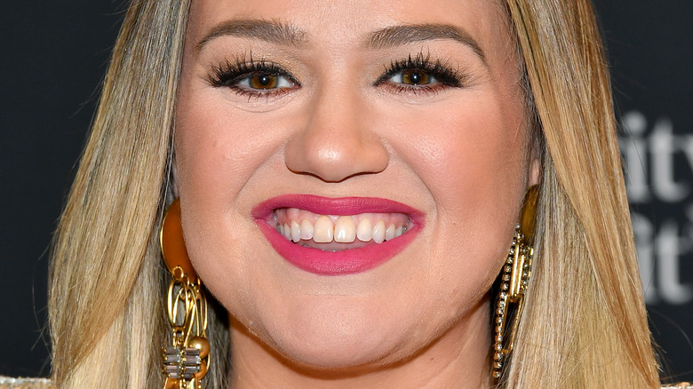 Kelly Clarkson smiling