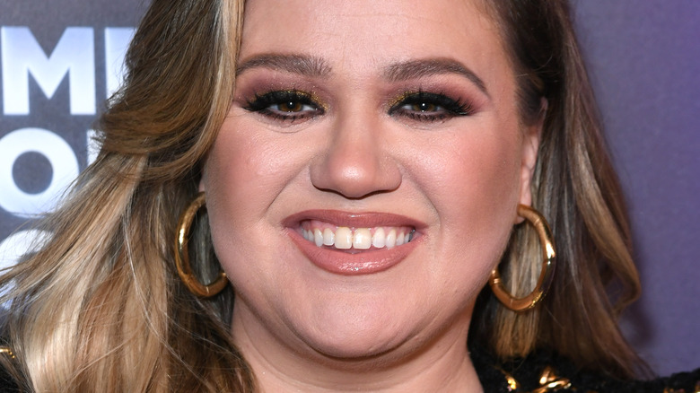 Kelly Clarkson wearing gold hoop earrings