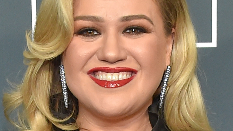 Kelly Clarkson smiling