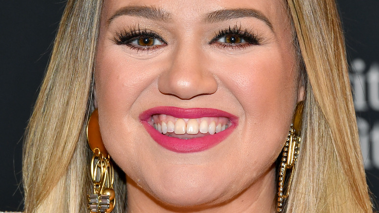 Kelly Clarkson smiling