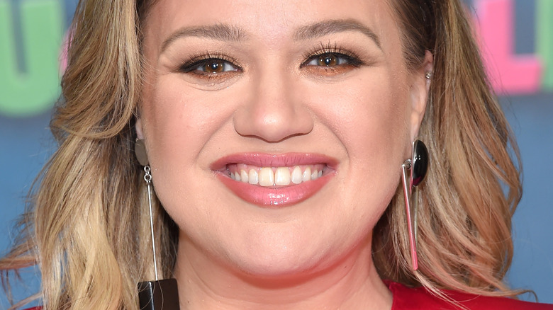 Kelly Clarkson smiling