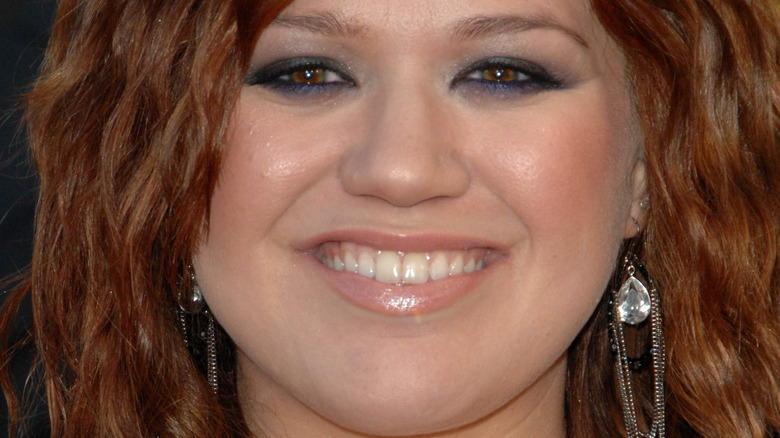 Kelly Clarkson smiling