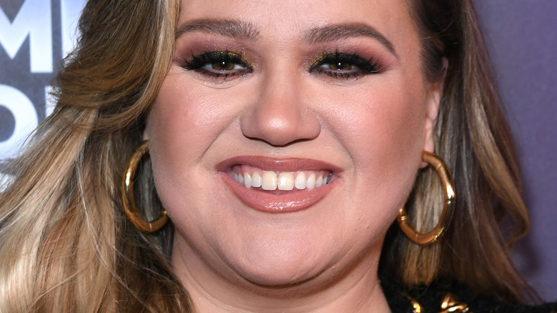 Kelly Clarkson smiling