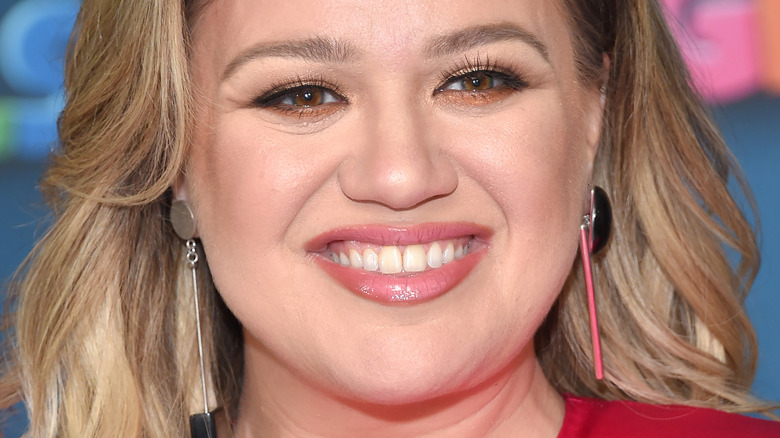 Kelly Clarkson smiling