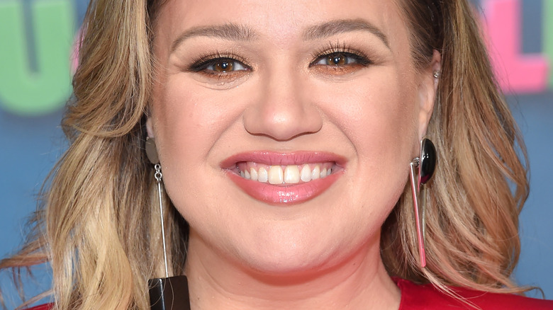 Kelly Clarkson smiles