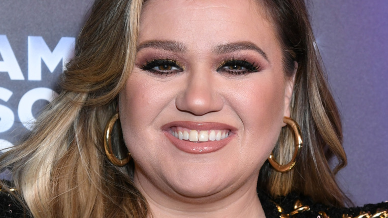 Kelly Clarkson smiling