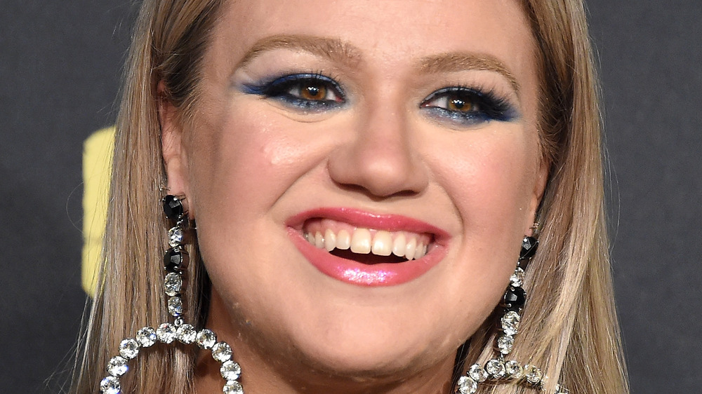 Kelly Clarkson smiling