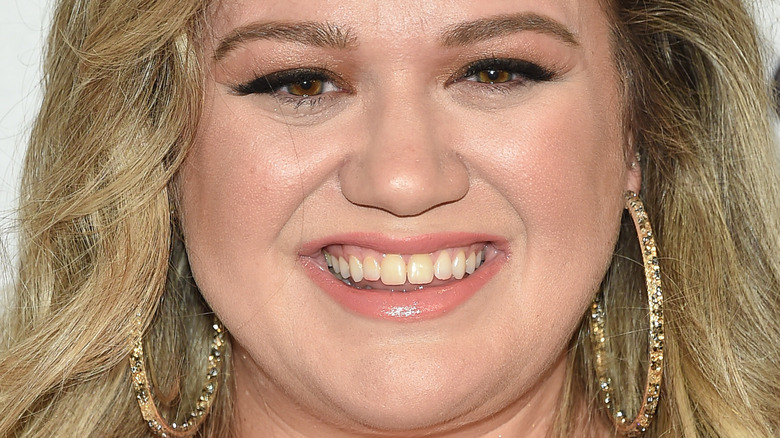 Kelly Clarkson smiling