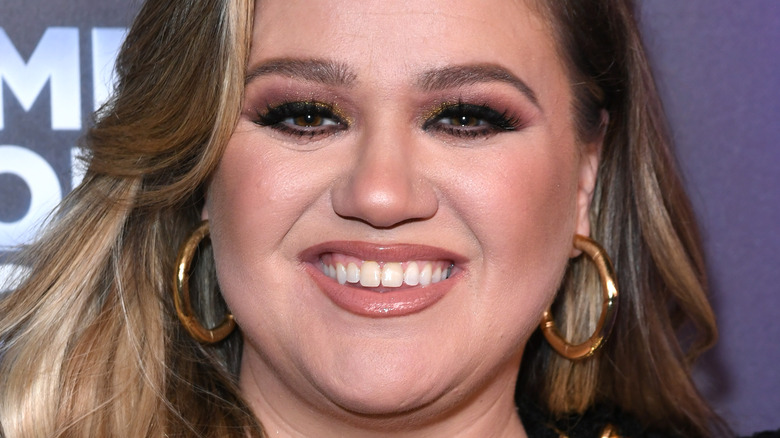 Kelly Clarkson smiling on the red carpet