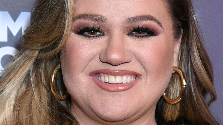 Kelly Clarkson smiling