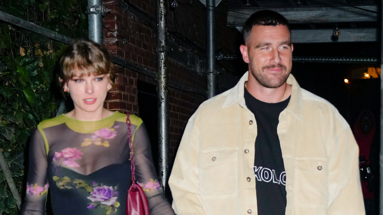 Taylor Swift Travis Kelce smiling