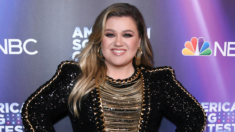 Kelly Clarkson smiling