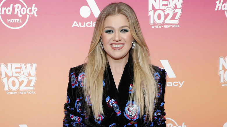 Kelly Clarkson on red carpet