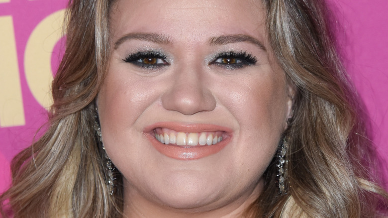 Kelly Clarkson arrives at 2017 Women in Music Billboard Awards