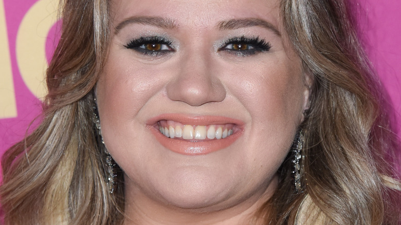 Kelly Clarkson smiling