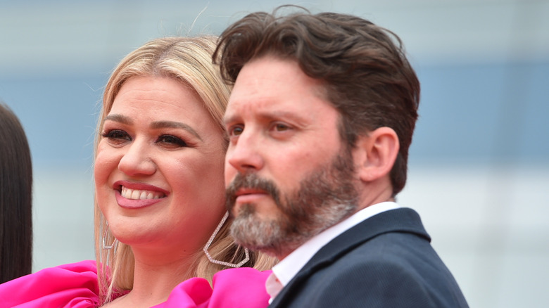 Kelly Clarkson posing alongside Brandon Blackstock