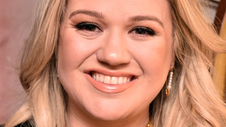 Kelly Clarkson smiles for photographers