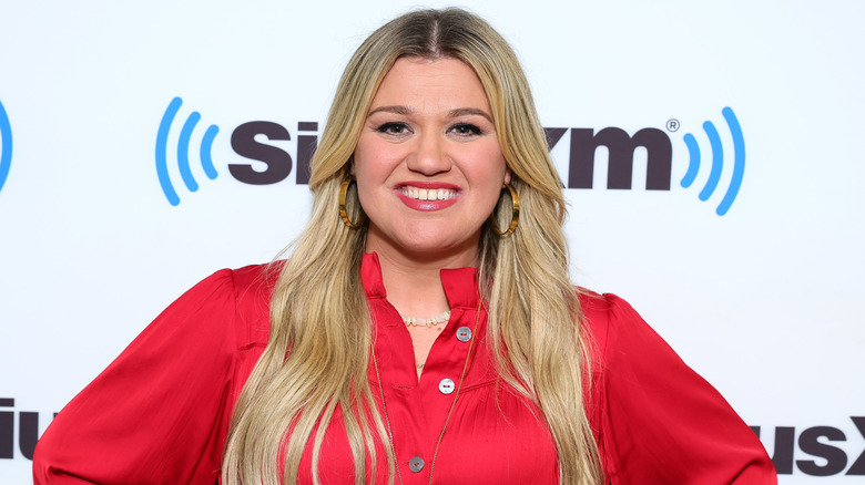 Kelly Clarkson smiling