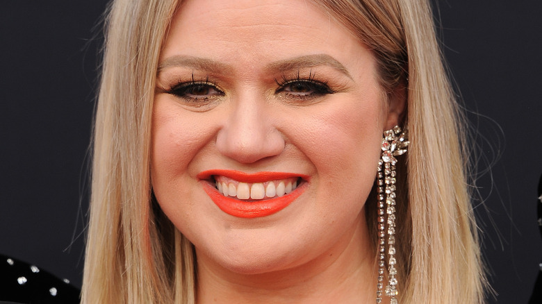 Kelly Clarkson smile 