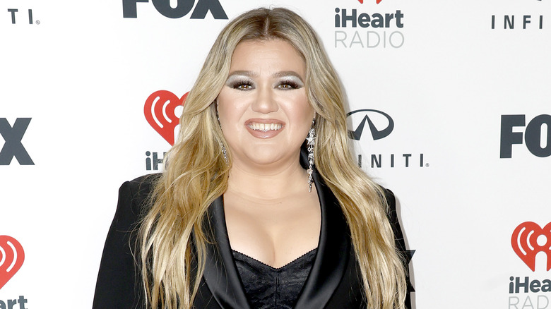 Kelly Clarkson smiling with teeth