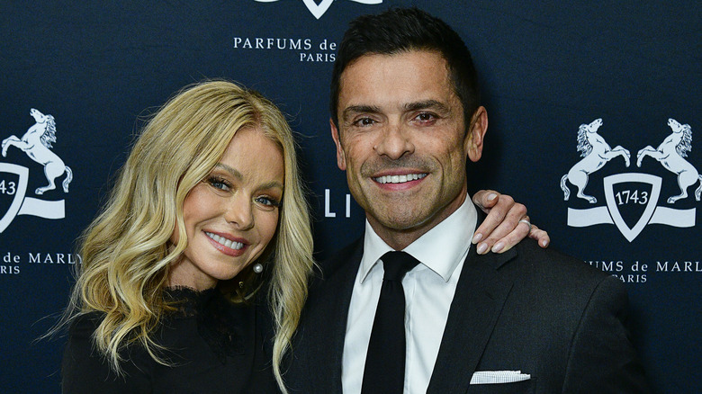 Kelly Ripa, Mark Consuelos smiling