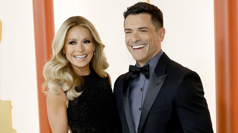 Mark Consuelos and Kelly Ripa smiling