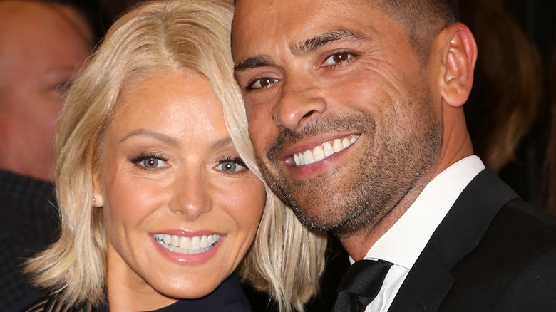 Kelly Ripa, Mark Consuelos smiling