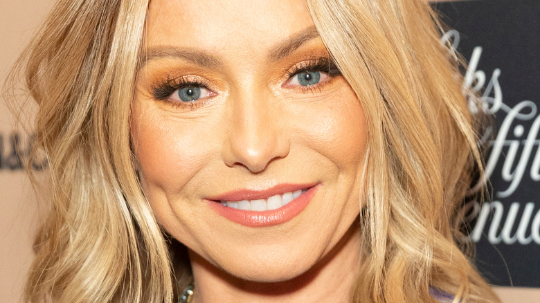 Kelly Ripa pink lip curly blonde hair