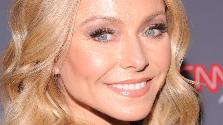 Kelly Ripa poses for a picture
