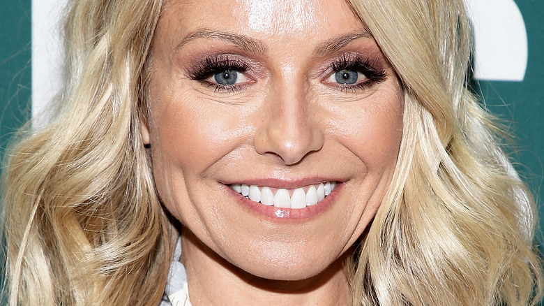 Kelly Ripa smilng