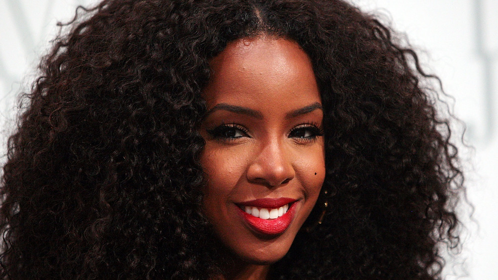 Kelly Rowland posing at an event