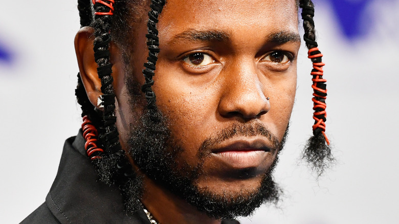 Kendrick Lamar posing at the VMA's