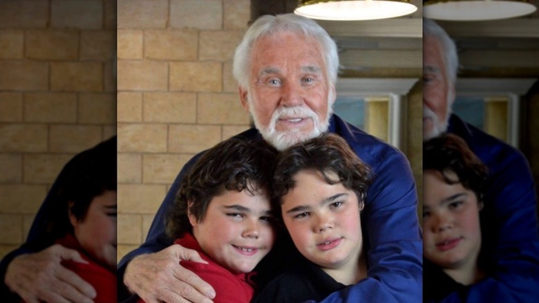 Kenny Rogers poses with arms around Jordan and Justin