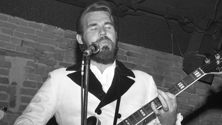 Kenny Rogers performing in New York venue in 1967