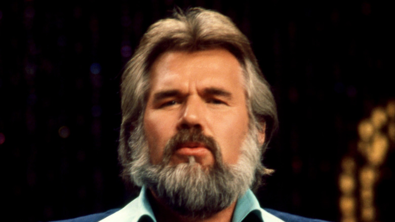 Kenny Rogers posing for cameras in 1975