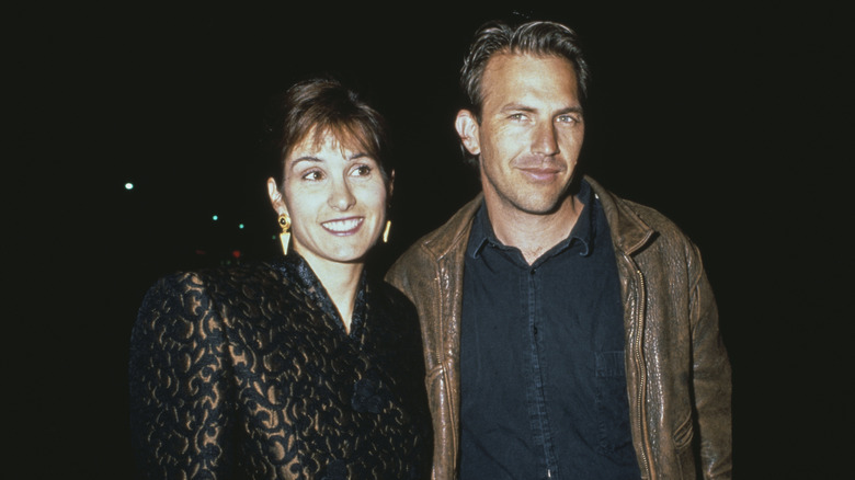 Cindy Silva and Kevin Costner posing for cameras