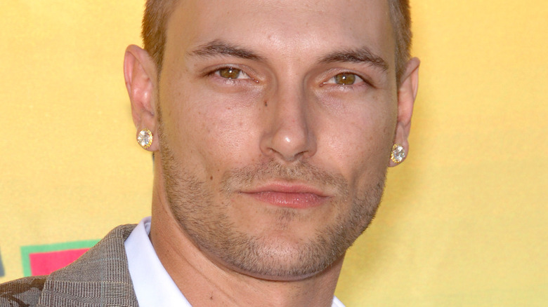 Kevin Federline posing