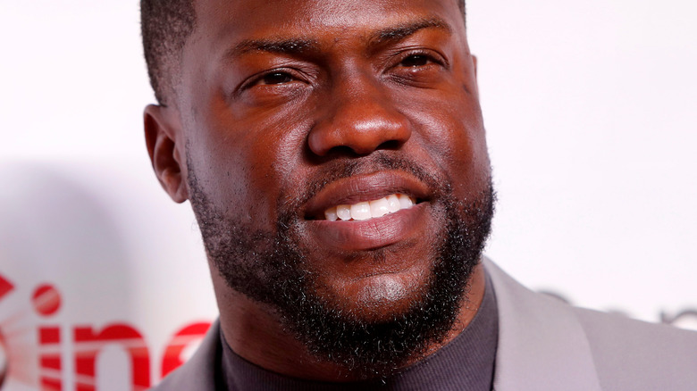Kevin Hart posing on the red carpet