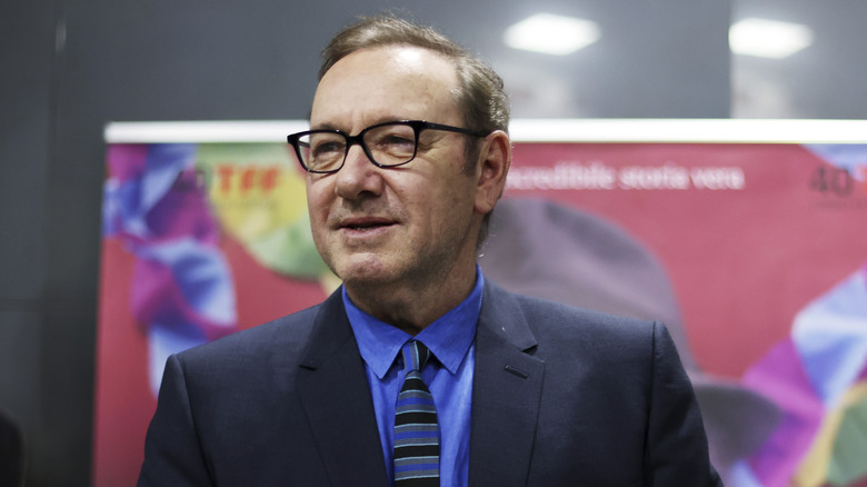 Kevin Spacey glasses blue shirt