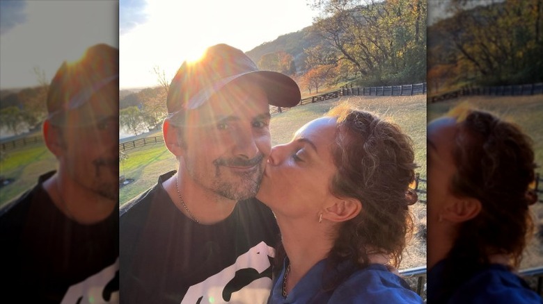 Kimberly Williams-Paisley kisses Brad Paisley on the cheek