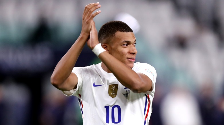 Kylian Mbappé clapping