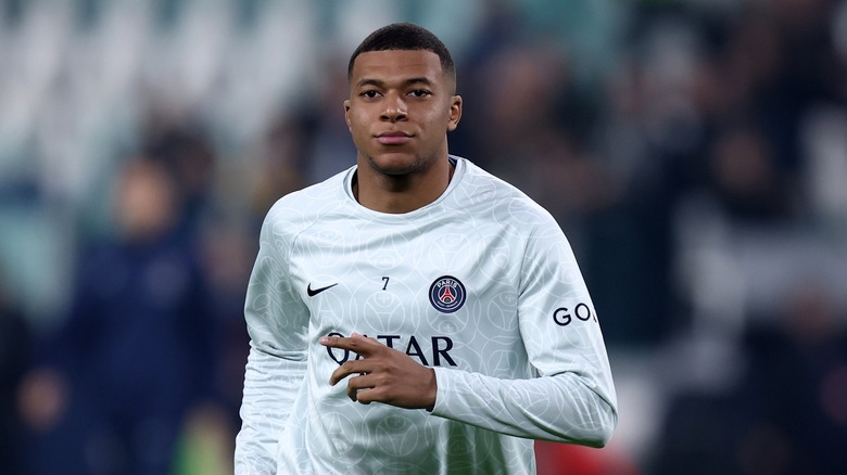 Kylian Mbappé walking