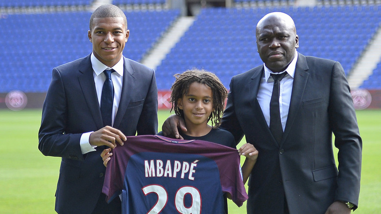 Kylian Mbappé posing with his family