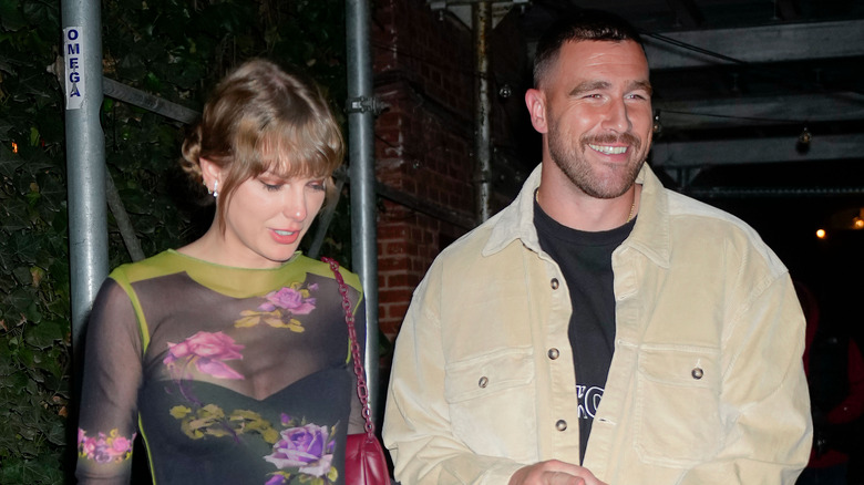 Taylor Swift and Travis Kelce smiling