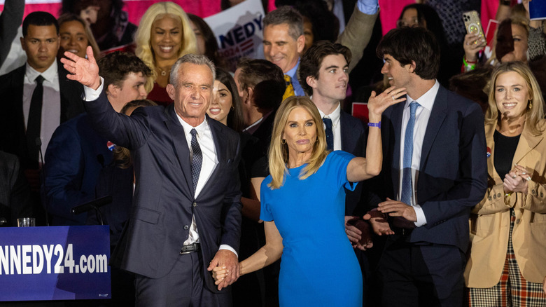 Robert F. Kennedy Jr. and Cheryl Hines waving at crowd