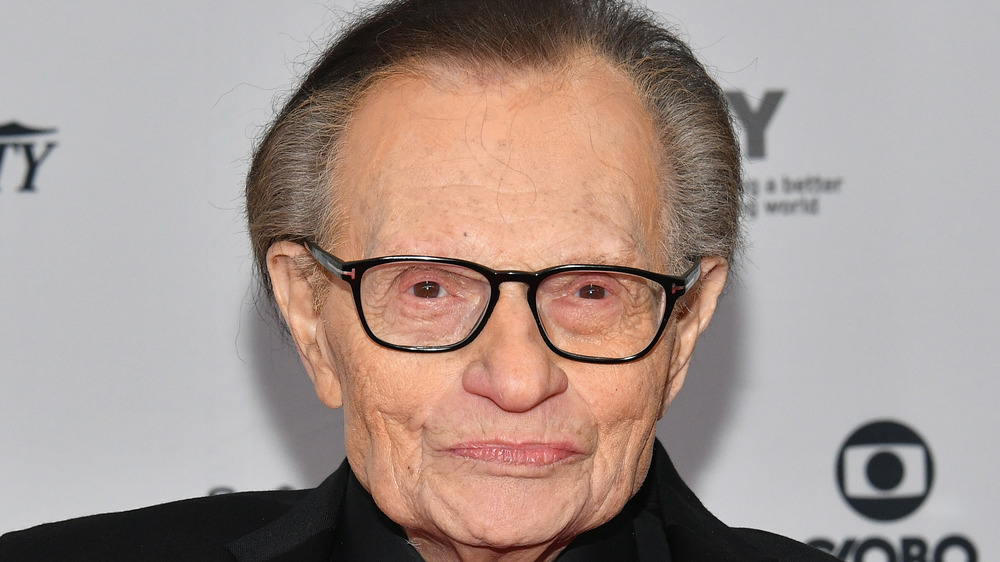 Larry King posing at an event 