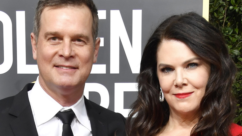 Peter Krause and Lauren Graham posing